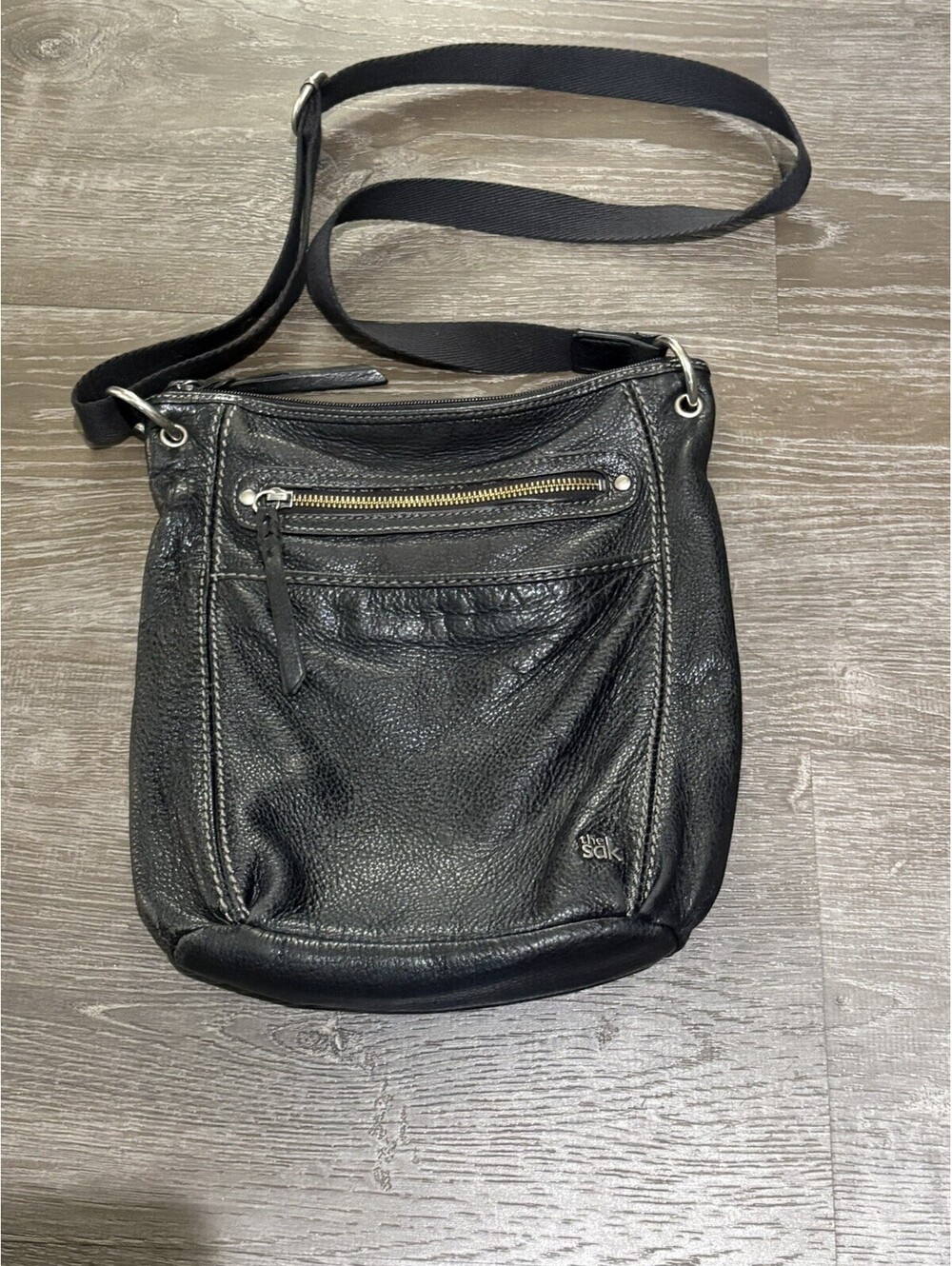 The Sak Black Pebbled Zip Crossbody Bag Silver Hardware Lined Pockets Strap